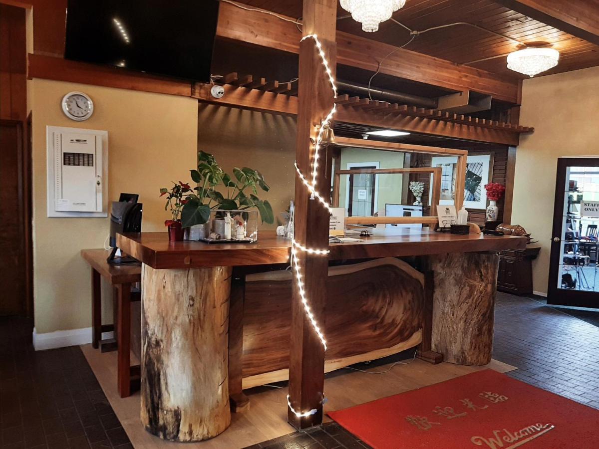 Grizz Hotel Revelstoke Dış mekan fotoğraf