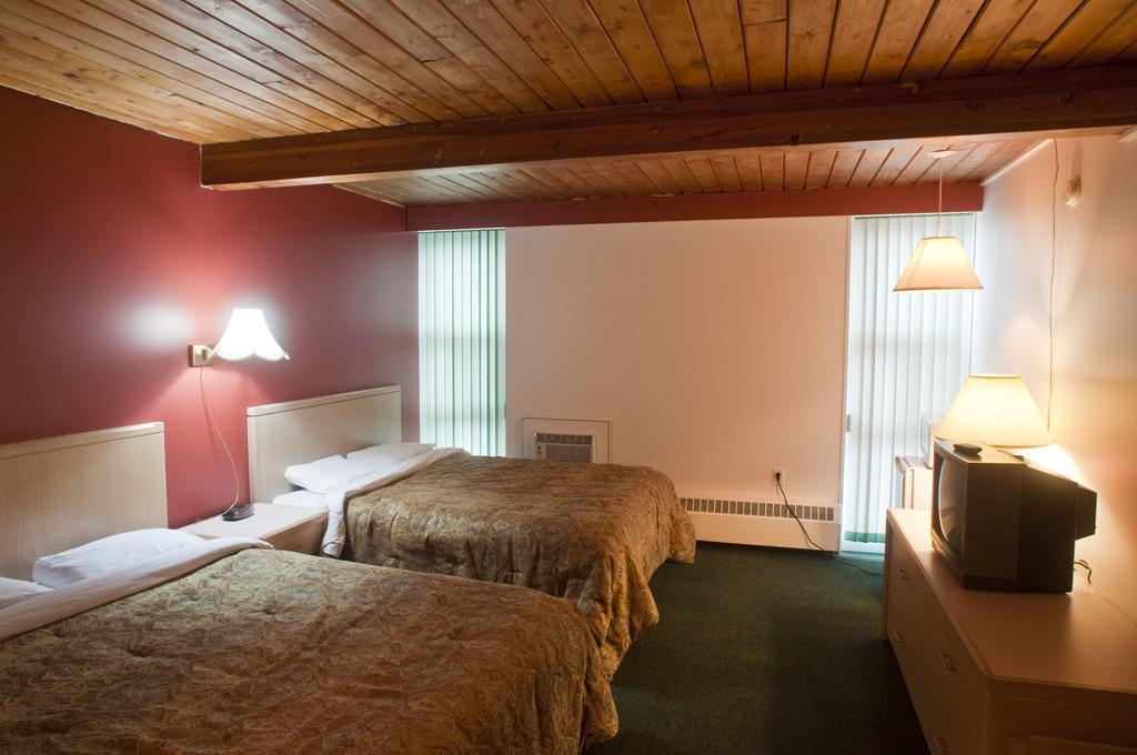 Grizz Hotel Revelstoke Oda fotoğraf