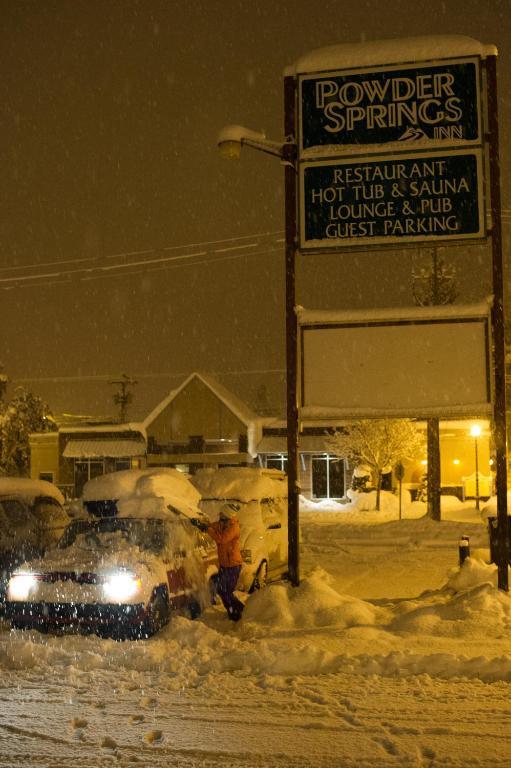 Grizz Hotel Revelstoke Dış mekan fotoğraf