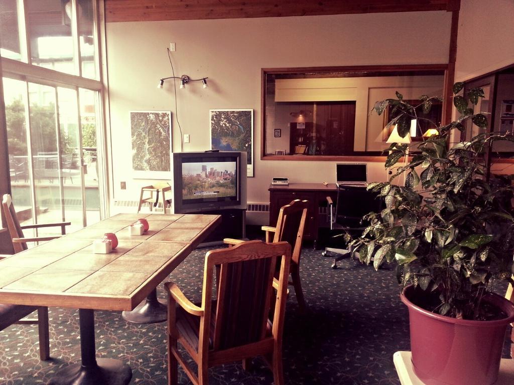Grizz Hotel Revelstoke Dış mekan fotoğraf