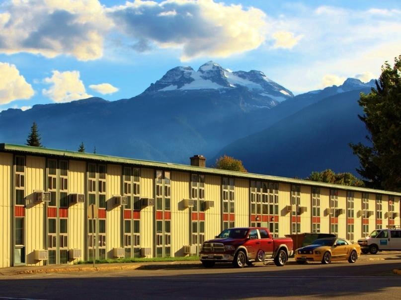 Grizz Hotel Revelstoke Dış mekan fotoğraf
